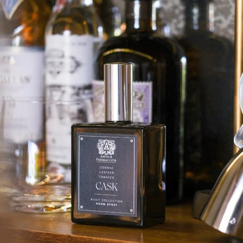 Experience the warm blend of indulgent cognac, aged leather, and rugged tobacco. Notes of delicate rose intertwine with smooth vanilla and distilled rum for an alluring essence. Inspired by the strength of rivets that bridge the gap between land, air, and sea, we present the Cask collection fuses design and destination.