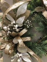 Load image into Gallery viewer, Sparkle Wreath with Pearls
