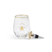 Load image into Gallery viewer, This stemless wine glass with a queen bee decal and stunning jeweled bee wine stopper is the ideal gift for wine enthusiasts or for adding a touch of fun to your own collection. The stemless design allows for easy cleaning in the dishwasher and reduces the risk of breakage.
