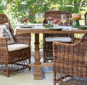 The elegant Giselle pine table comfortably accommodates 8 people. Its sturdy construction features a classic trestle and baluster base, reminiscent of a 17th-century banquet table, making it the perfect setting for hosting friends and family for a grand meal.