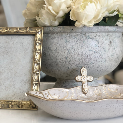 Prayer is a valuable gift, and these hand-gilded Prayer Bowls are a meaningful and cherished addition to any collection. With their refined design and 7 blank cards for writing prayer intentions, they are perfect for any prayerful individual. These gorgeous bowls by Louisiana artist Pamela Sack make a perfect sentimental gift.