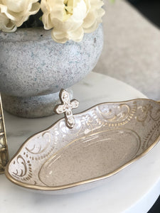 Prayer is a valuable gift, and these hand-gilded Prayer Bowls are a meaningful and cherished addition to any collection. With their refined design and 7 blank cards for writing prayer intentions, they are perfect for any prayerful individual. These gorgeous bowls by Louisiana artist Pamela Sack make a perfect sentimental gift.