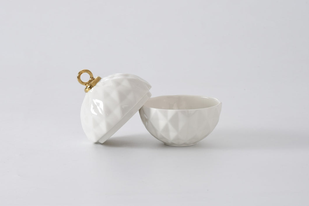 Great for serving candies, nuts, fruit, or condiments! A festive ornament shaped bowl in stunning and elegant white and gold metallic finished high-fired porcelain. Ideal for serving a variety of treats such as candies, nuts, fruits, or condiments. Made from high-fired porcelain, this stunning and elegant white and gold metallic ornament bowl is a festive addition to any table setting.